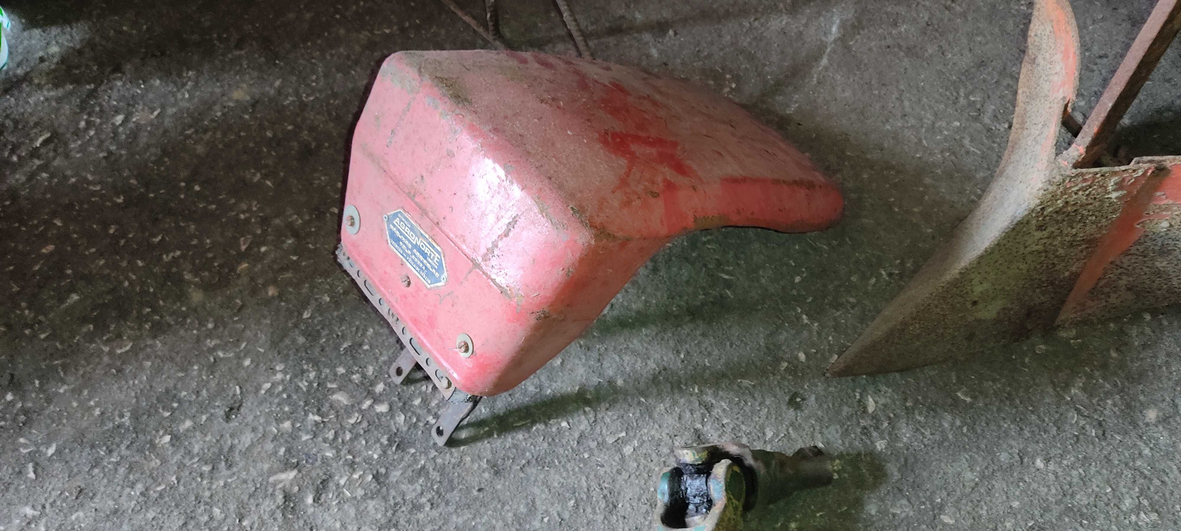 Moto enchada com reboque