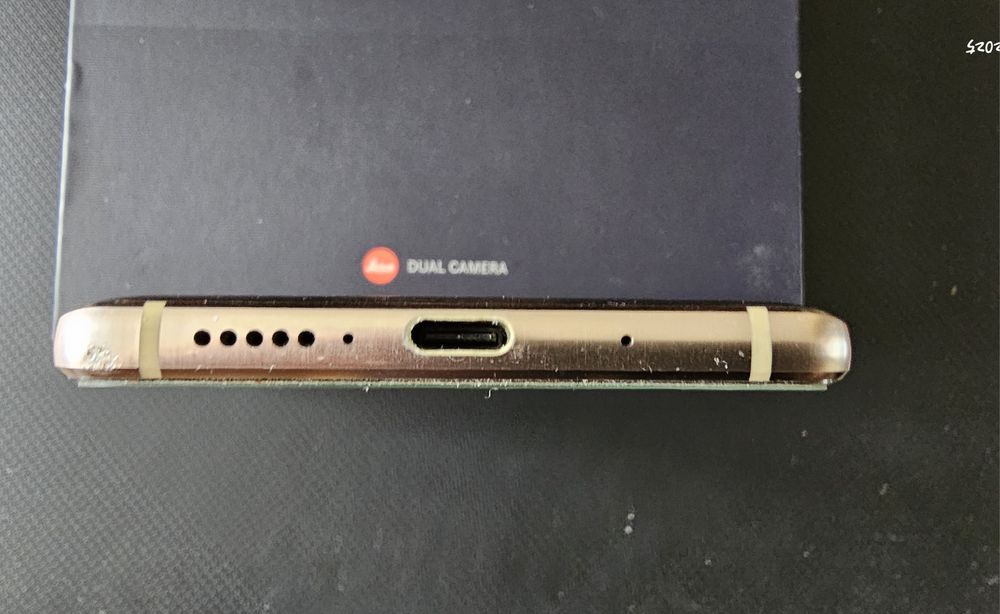 Huawei Mate 10 Pro 
Екран 6" OLED, подвійна камера, поту