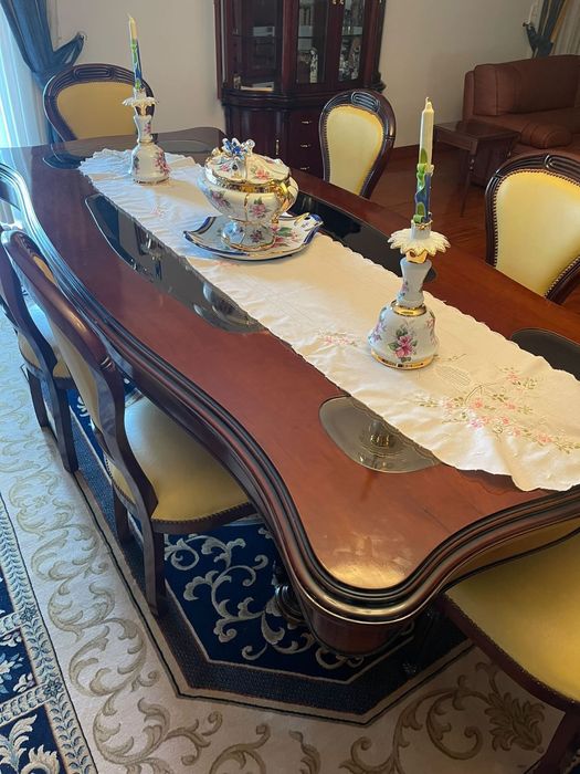 Mesa de jantar em madeira nobre/clássica e cadeiras