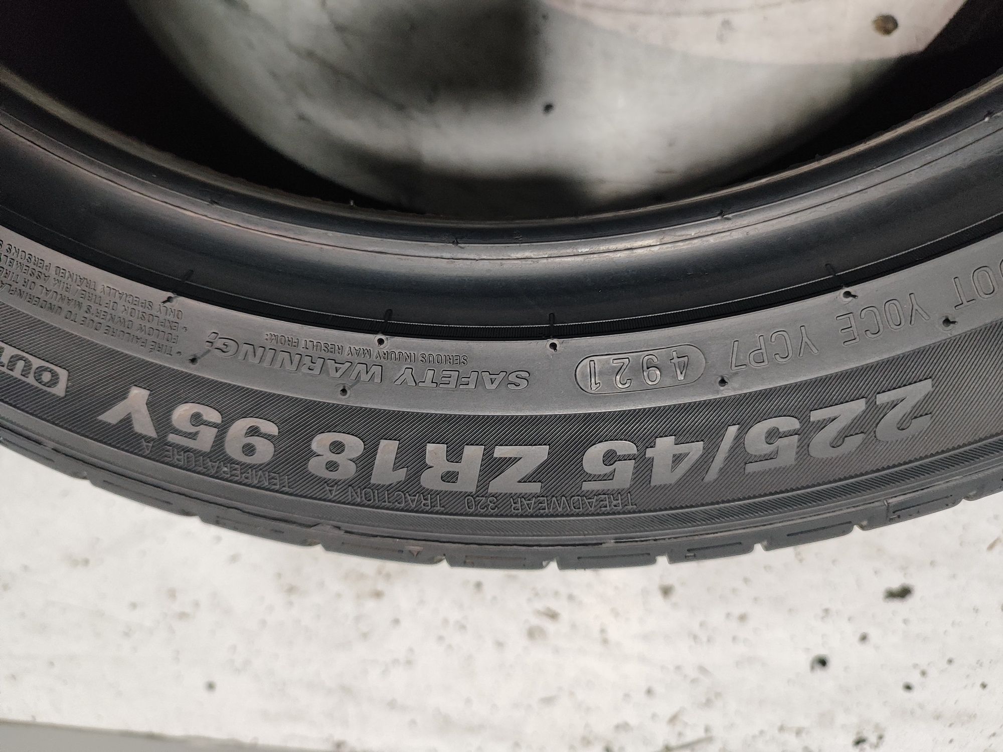 2 pneus semi novos kumho 225/45R18 95Y Oferta dos Portes