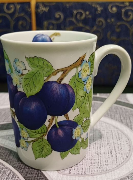 Керамическая кружка с рисунком слив. 
Кружка белого цвета с изображени