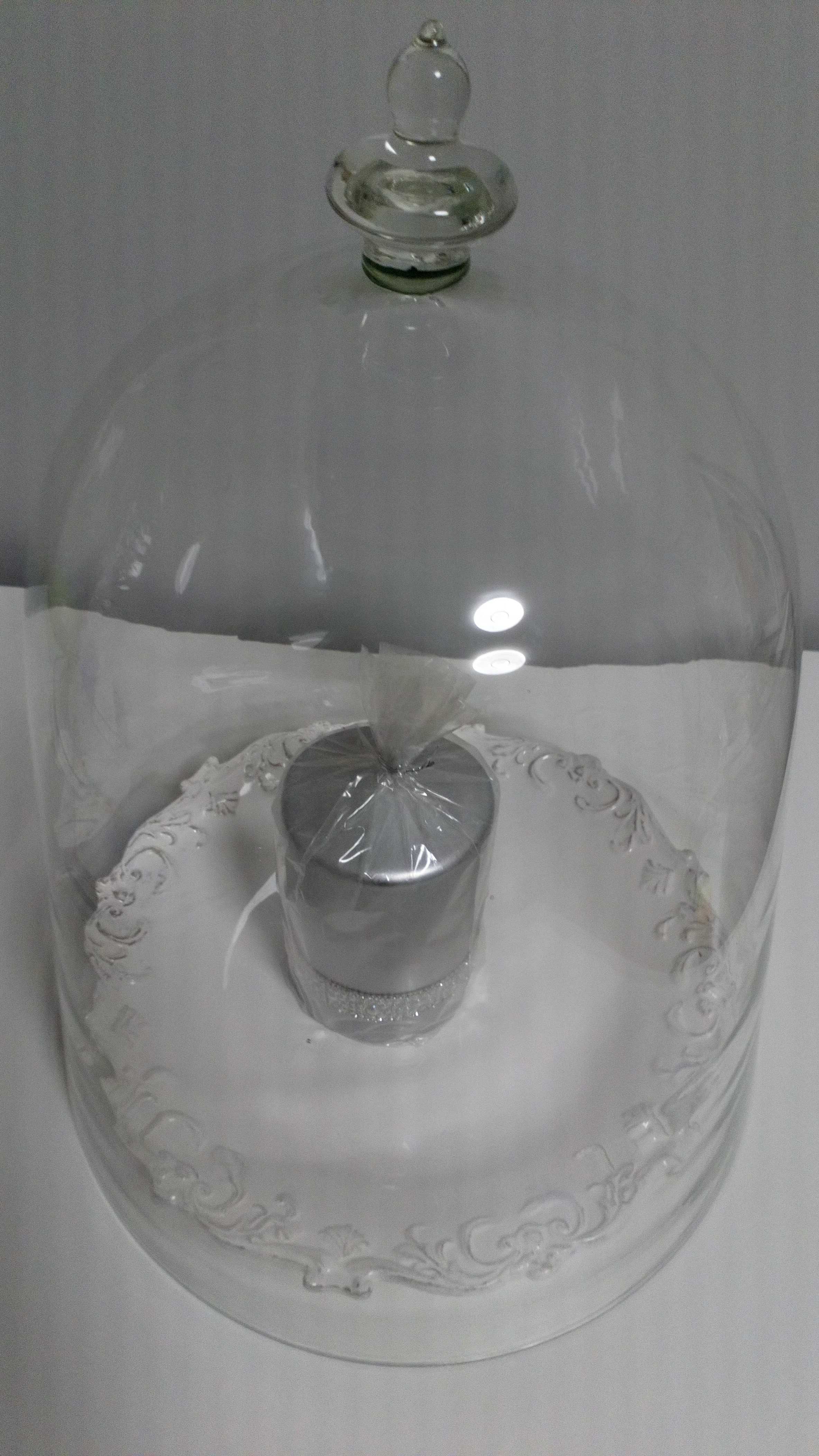Talerz dekoracyjny ze szklanym kloszem