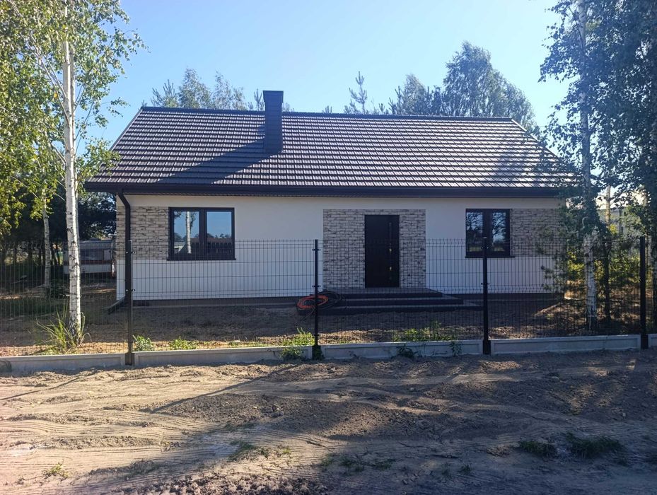 Nowy dom w stanie deweloperskim na dużej zagospodarowanej działce
