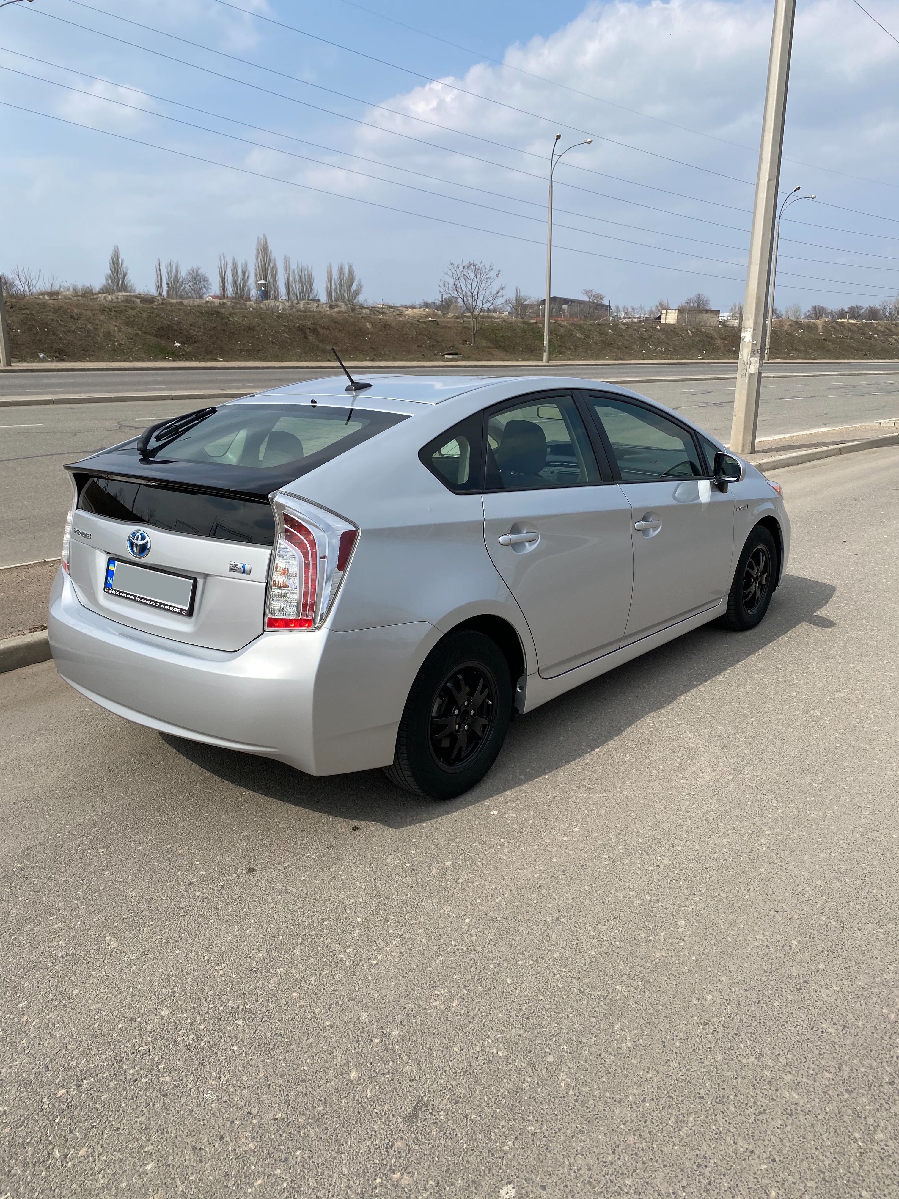 Аренда авто Toyota Prius (гибрид)