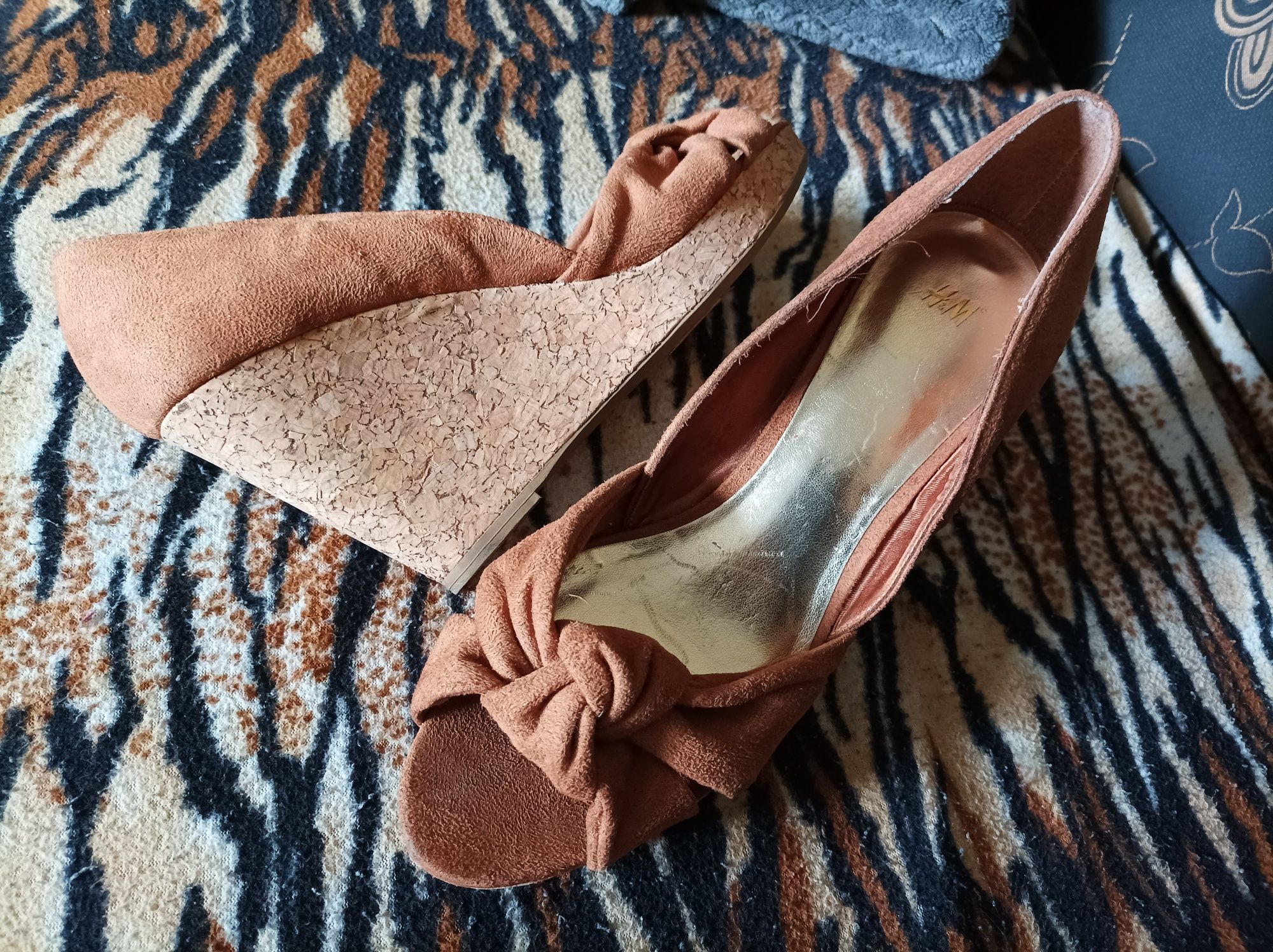 Buty na koturnie  korkowej H&M kolor Toffi zamsz