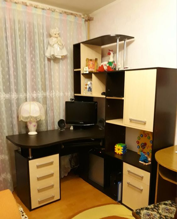 Стіл з поличками