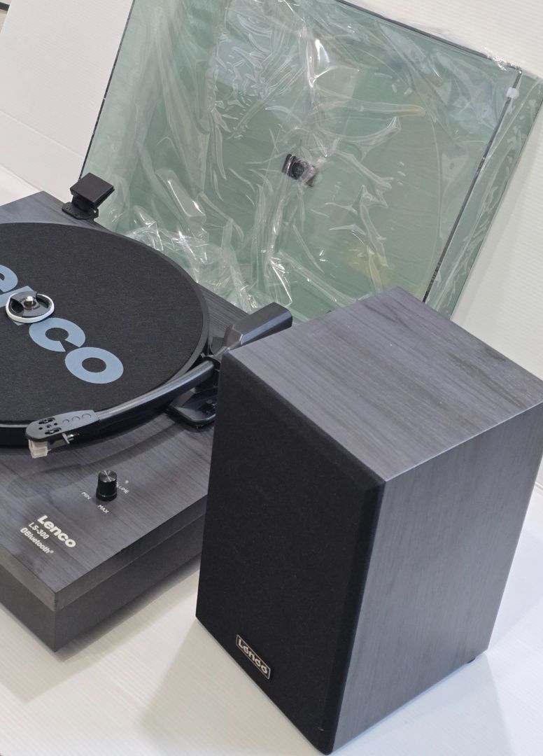 GRAMOFON Z dwoma drewnianymi głośnikami Lenco LS-300 BK Bluetooth