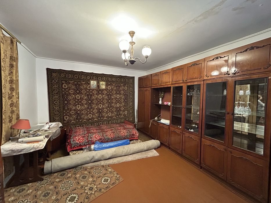 Центр, фасадна частина будинку по вулиці Юрка Тютюнника (Войкова)