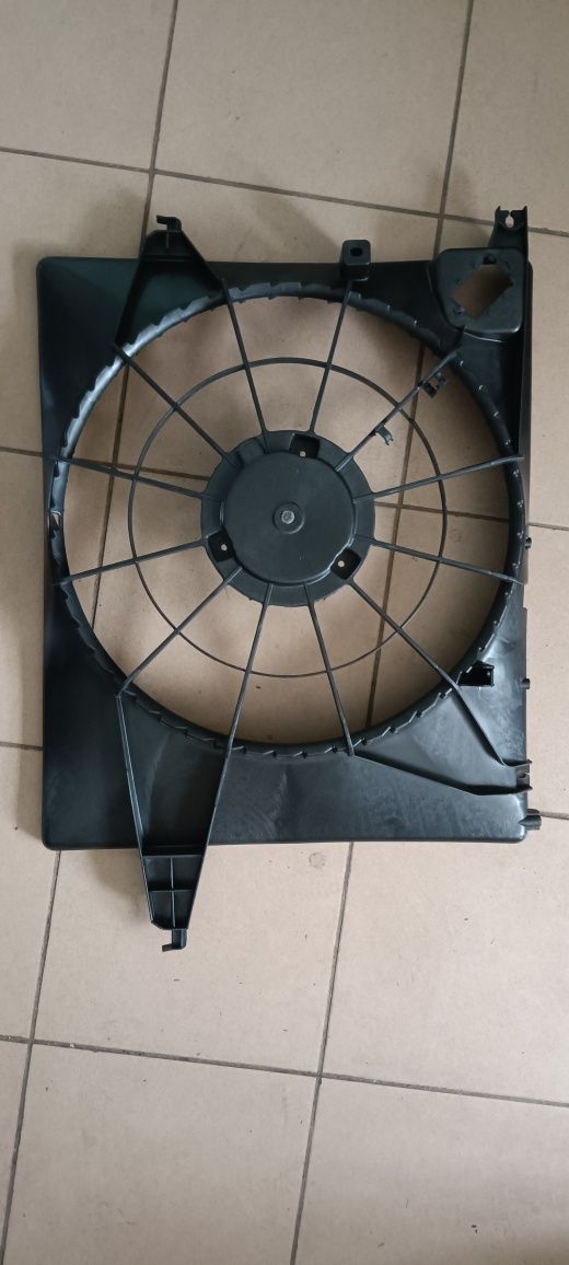 Діфузор вентилятора радіатора Hyundai Santa Fe 2012-2015