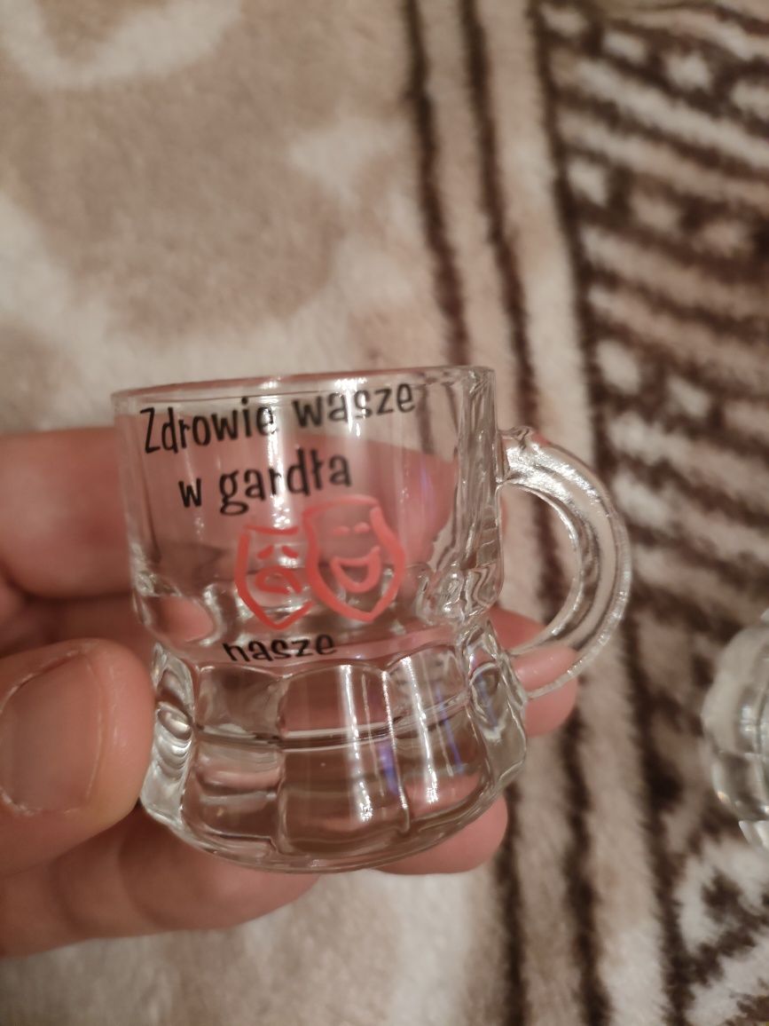 Komplet kryształowych kieliszków w formie kufelków z zabawnymi hasłami