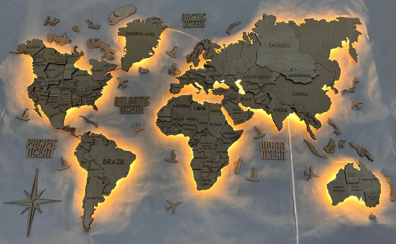 Дерев'яна карта світу з підсвіткою