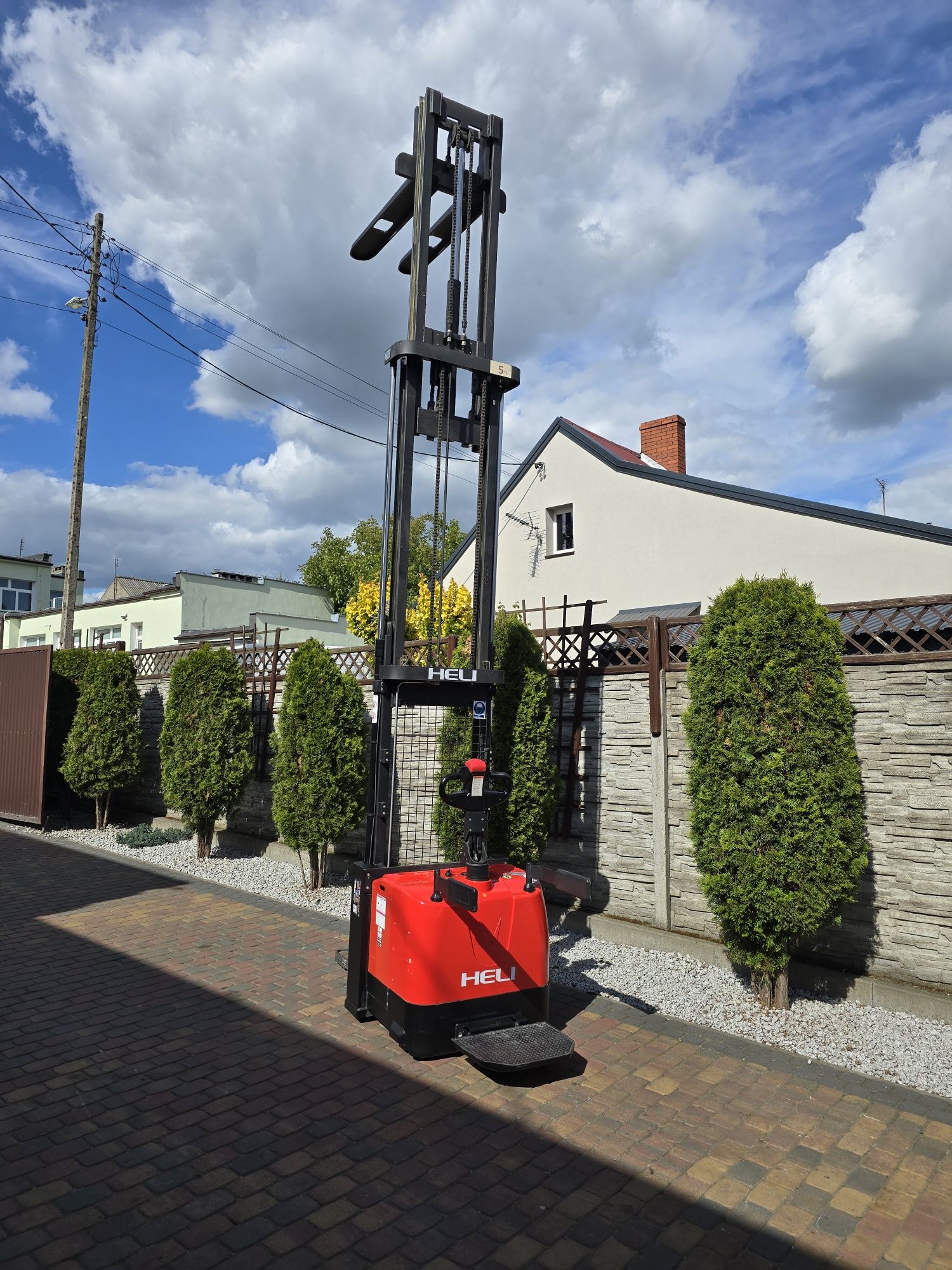 Wózek paletowy masztowy elektryczny triplex UDT Heli 2019r 1.6t widlak