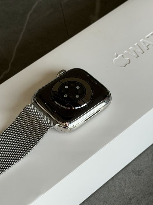 Apple Watch 8 41mm stalowy (stainless steel) GPS + cellular eSIM