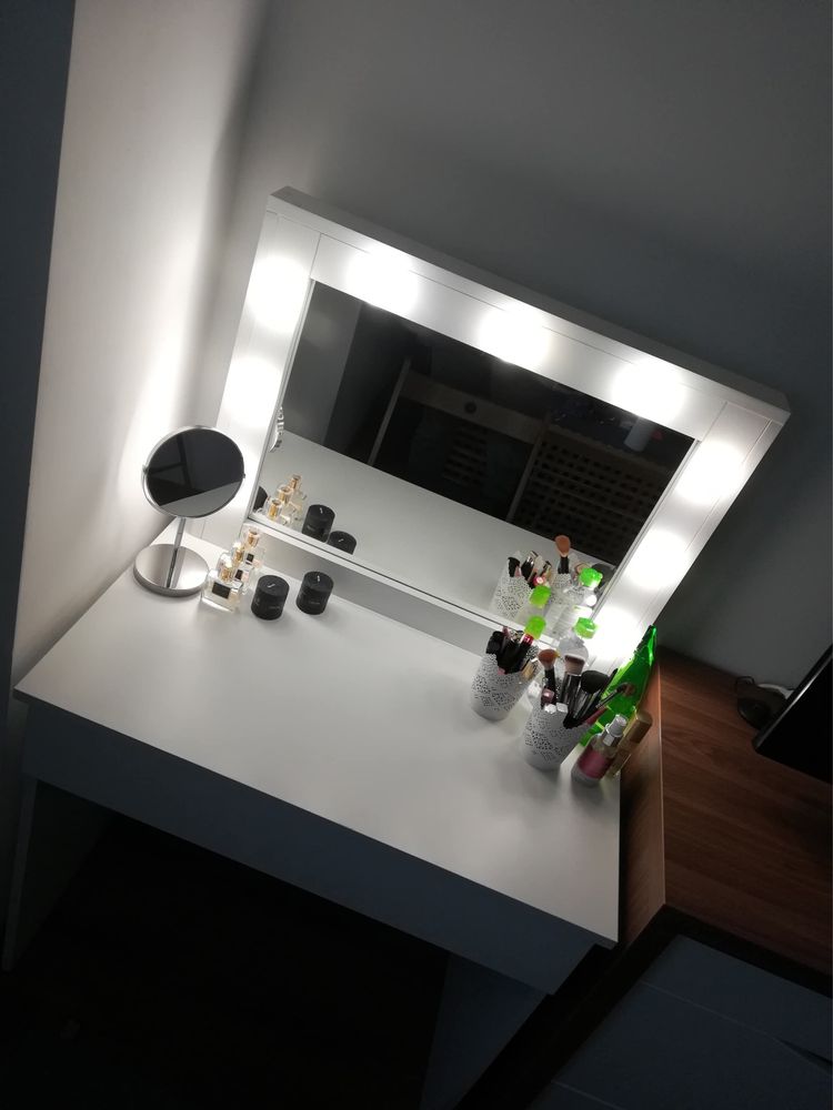 Biała kosmetyczna toaletka z lustem led