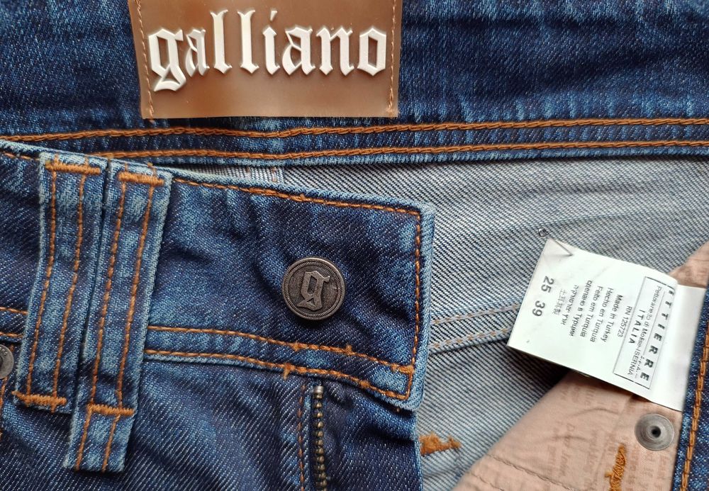 Жіночі джинсы клеш Galliano.