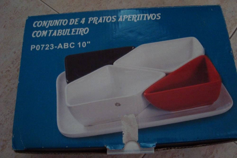 Conjunto de peças em loiça com caixa e 2 porta cubos de gelo