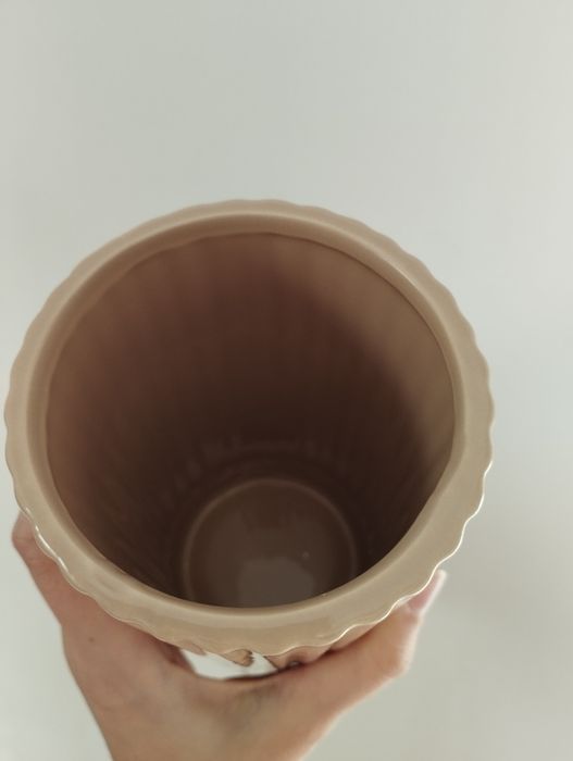 Beżowy ceramiczny wazon prążkowany nowy