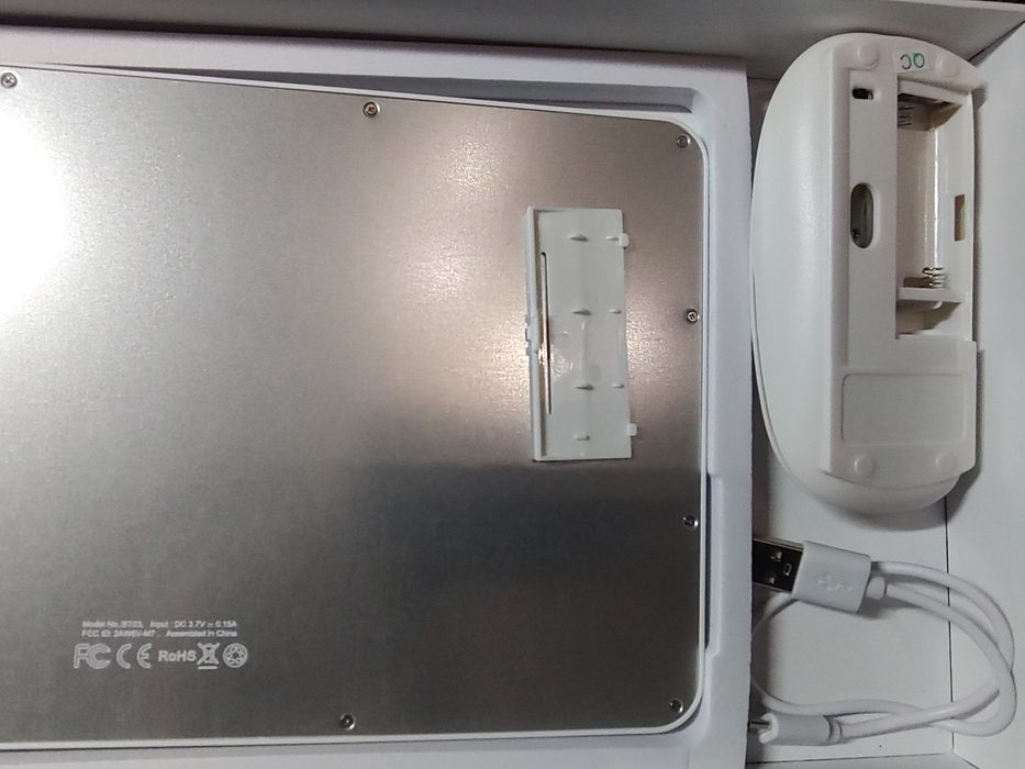 Беспроводная белая клавиатура  мышь