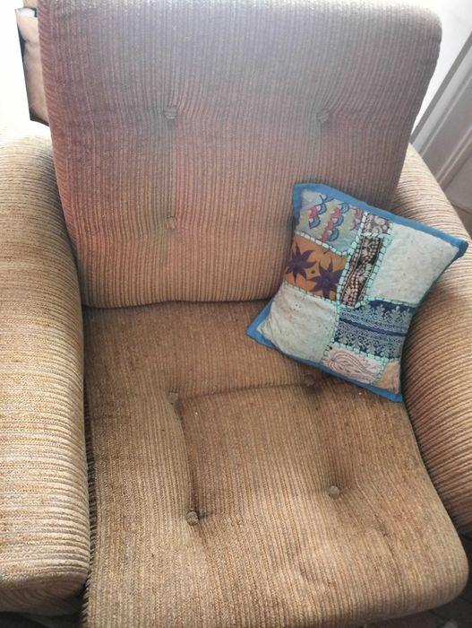 POLTRONA VINTAGE /SOFÁ, padrão riscado - Muito confortável.