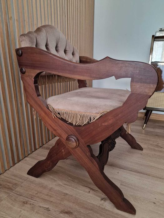 Cadeira de madeira maciça em bom estado de conservação