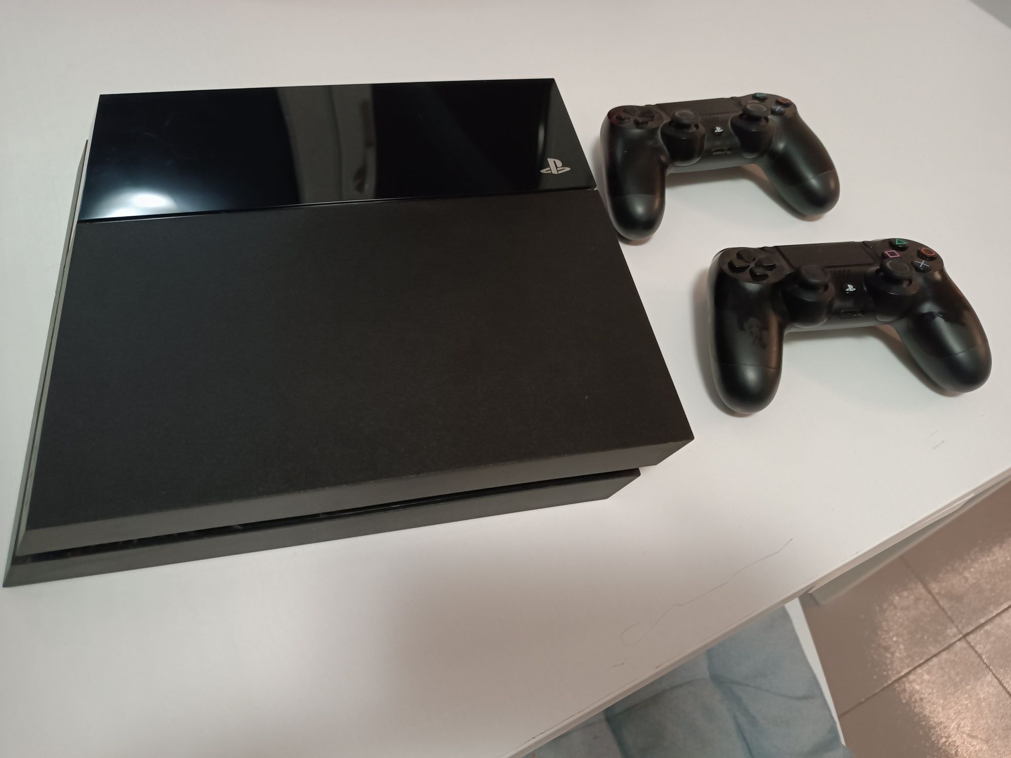 PS4 / PlayStation 4 Slim 500GB + 2 comandos