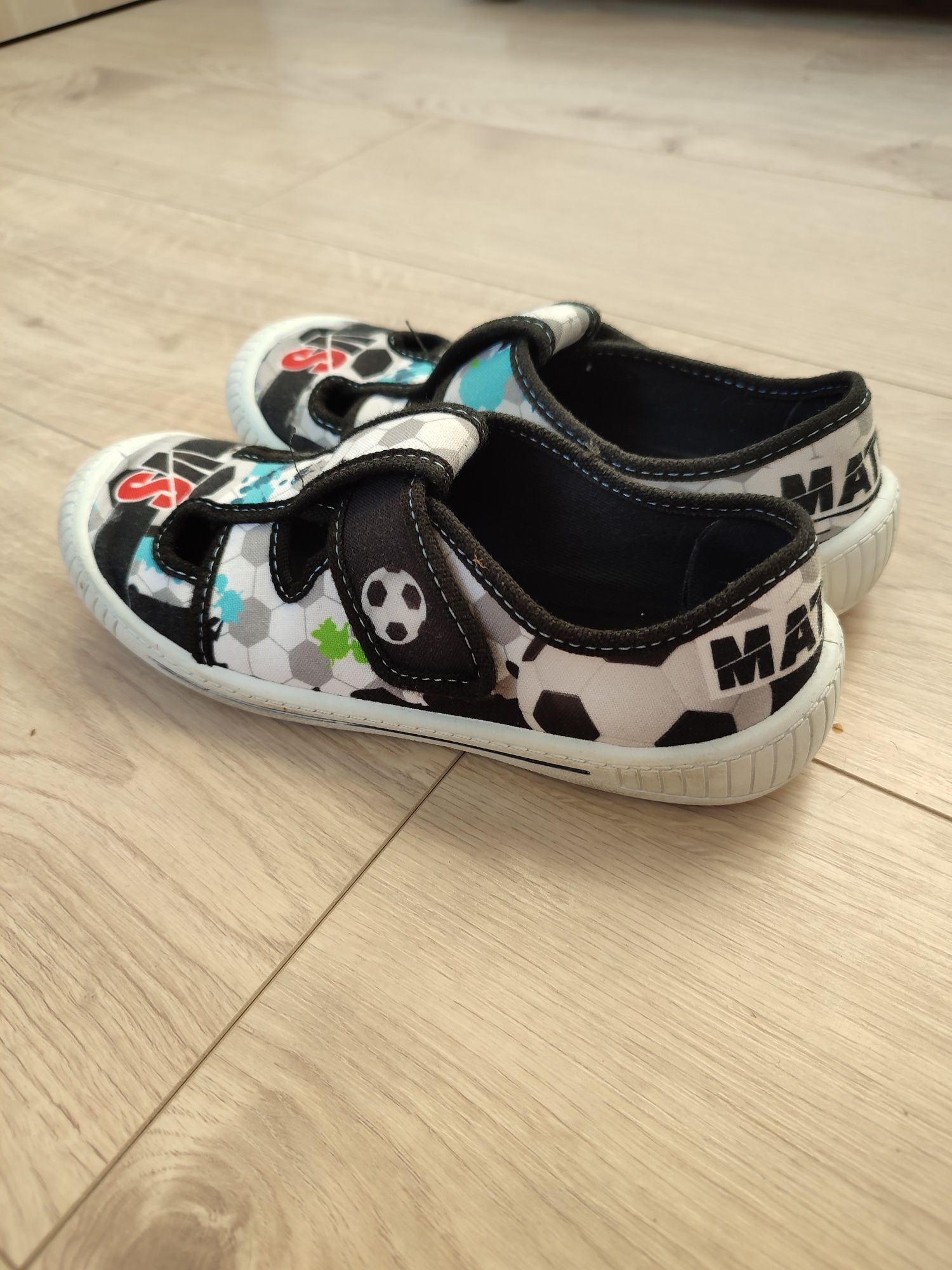Buty na zmianę do szkoły na białej podeszwie na rzepy 35
