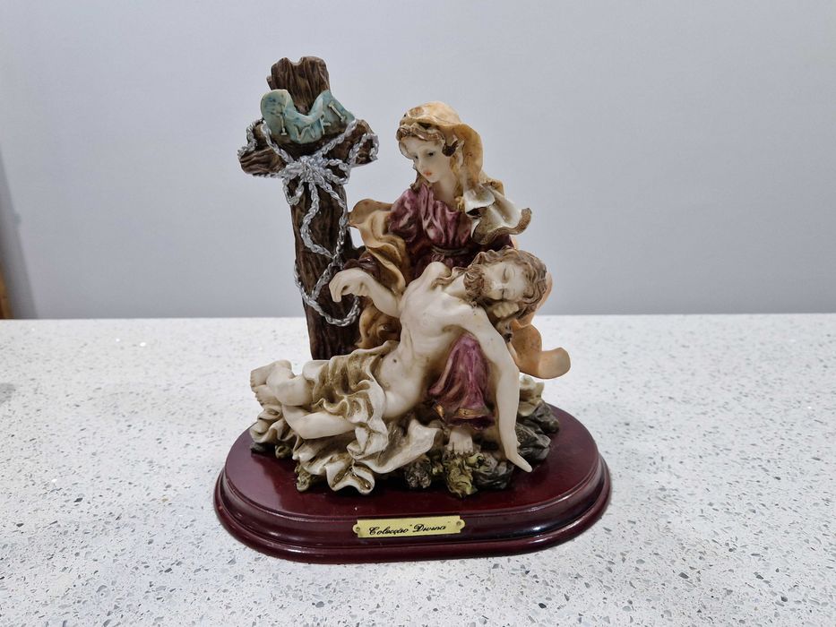 Estátua em marfinite genuíno, de Cristo  e sua mãe com ele em braços