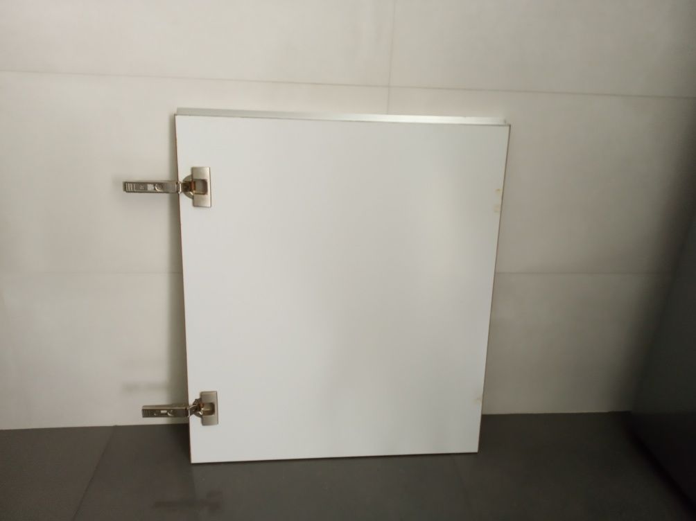 Porta para armário com acabamento laminado branco brilhante