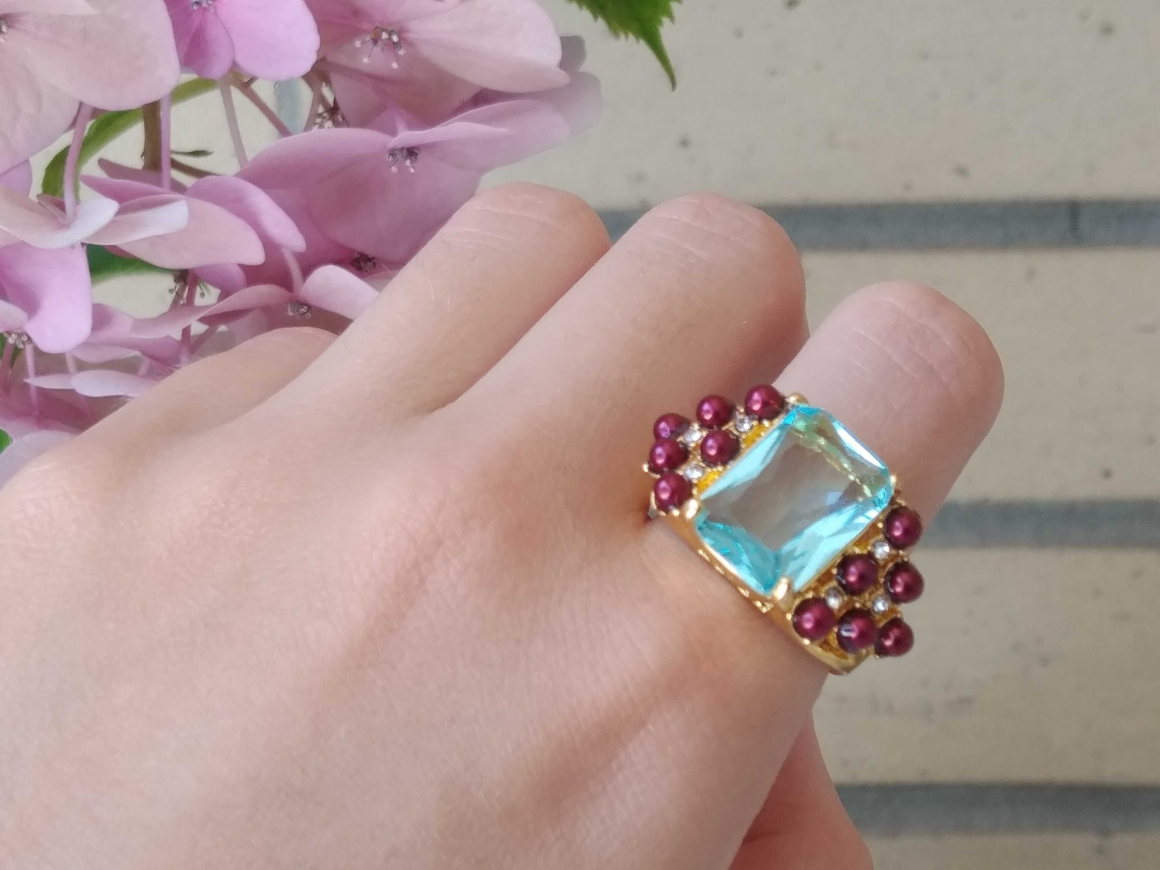 (NOVO, PORTES GRÁTIS) Anel Dourado com Zircónia Azul e Detalhes Bordô