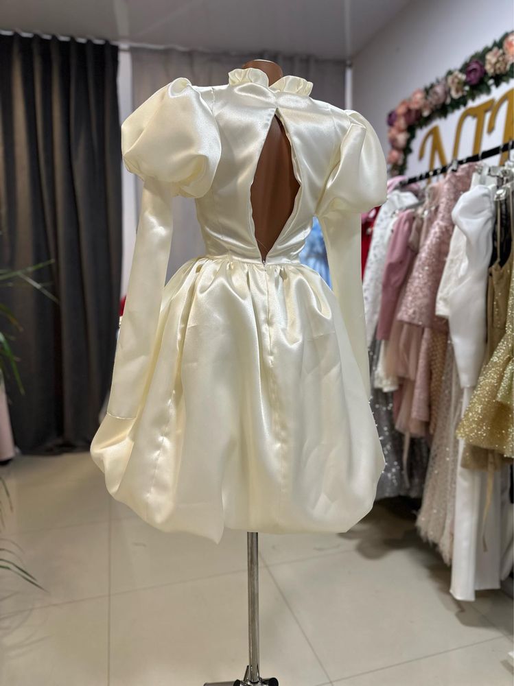 Продаю сукню, атласна