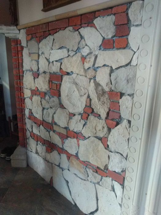 cegła cięta - ściana historyczna, okładzina kamienna, kamień,