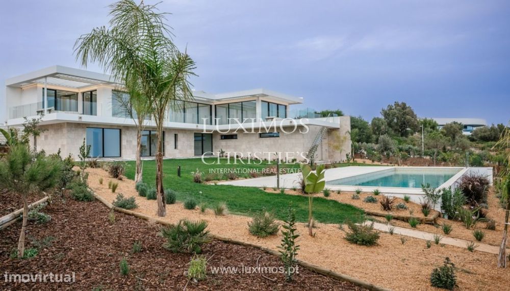 Moradia moderna V4 vista mar, localizada no Golf Resort Palmares, Alga