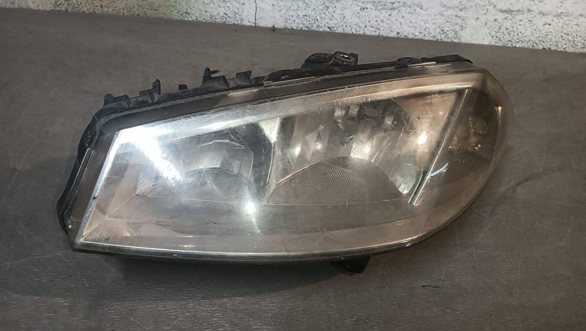 Vendo farol esquerdo de Renault Megane 2 ano 2003/08