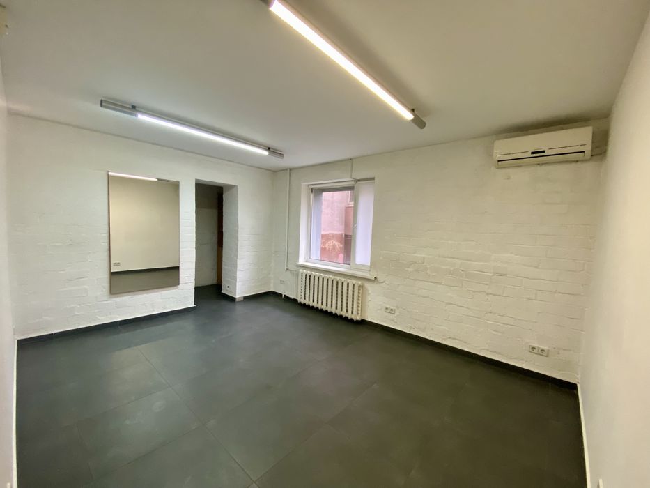 Офіс біля парку Шевченко. Окремий вхід. Парковка.