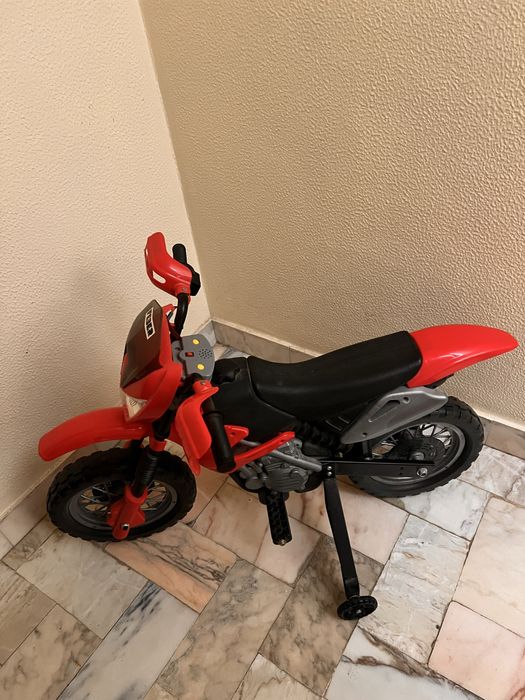 Moto vermelha bebe