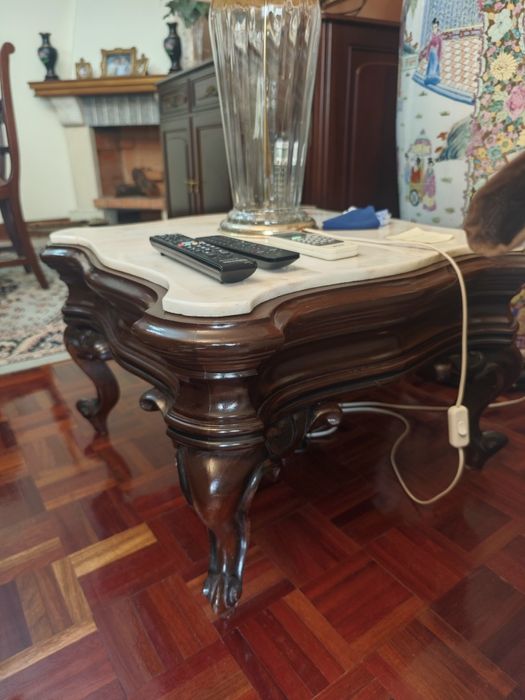 Mesa de apoio maciça