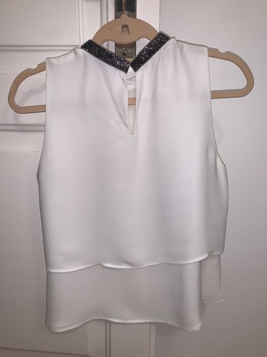 Top branco da Zara com missangas na gola