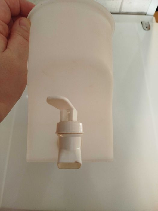 Dozownik do napojów z wieczkiem i kranikiem