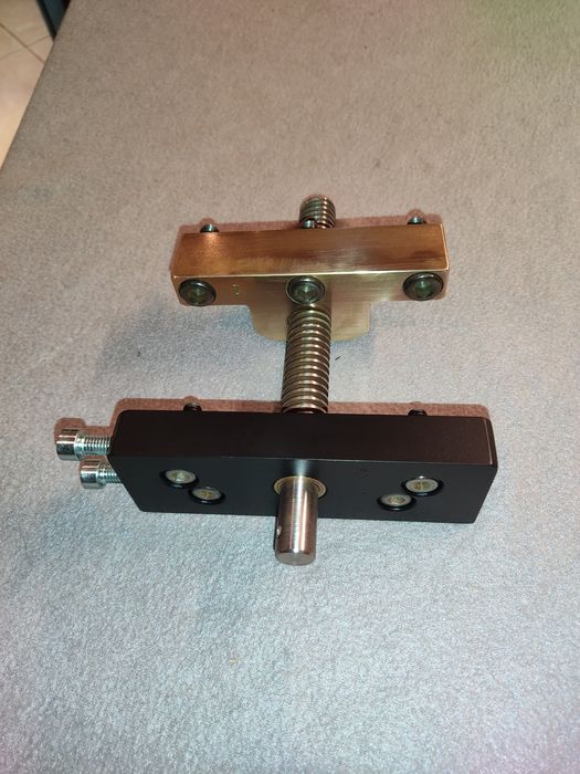 Śruba trapezowa 20x4 SKF z nakrętką blokiem markowa ścisk