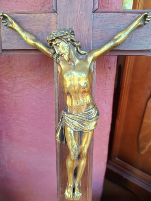 Krzyż drewniany z figurą Jezusa