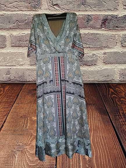 trapezowa sukienka maxi wzór lux pastel satyna dekolt rękaw motyl