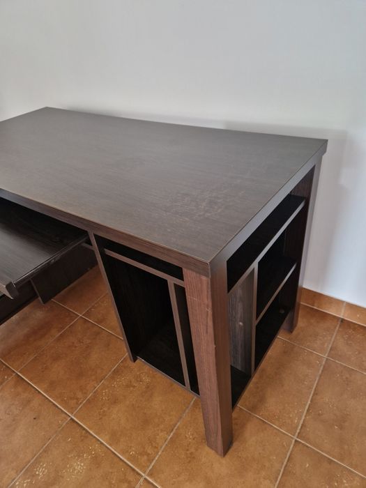 Duże biurko komputerowe, solidne, masywne, brązowe