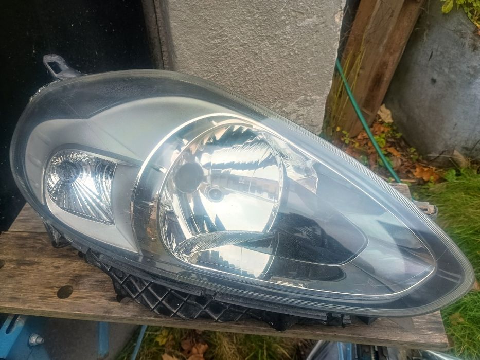 Fiat Grande Punto Evo lampa przednia prawa Valeo