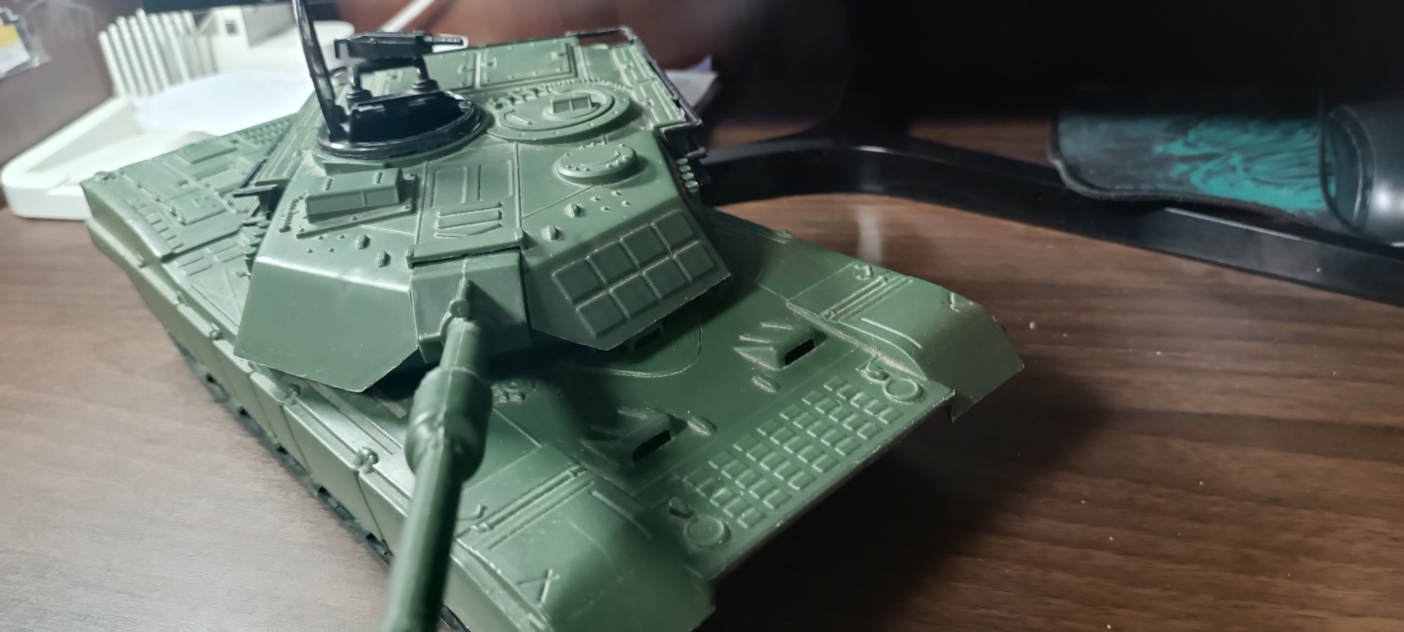 Продам игрушечный большой танк