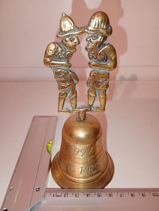 Dzwonek turecki z rzeźbą figurki