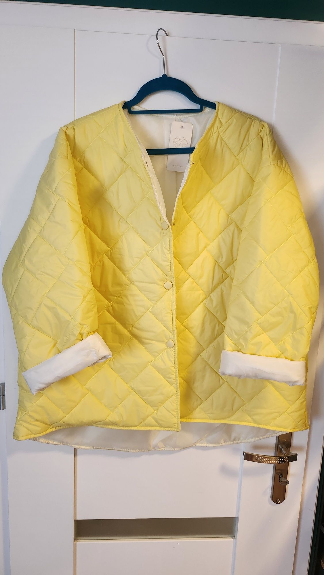 Świetna modna lekka pikowana pastelowa kurtka plus size Moda Italia