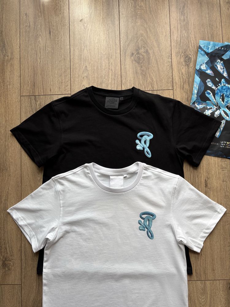 Syna Logo T-Shirt (Black/ White) (Koszulka)