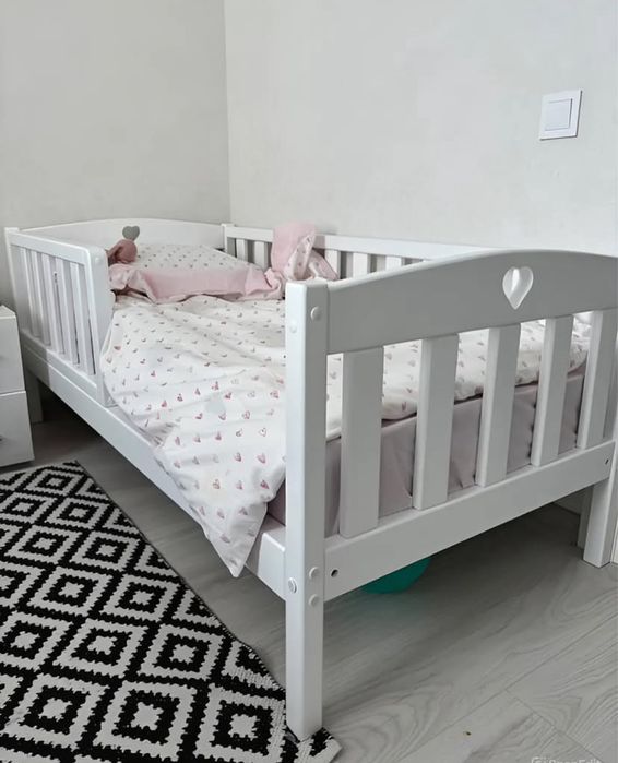 Ліжко дитяче з дерева будиночок