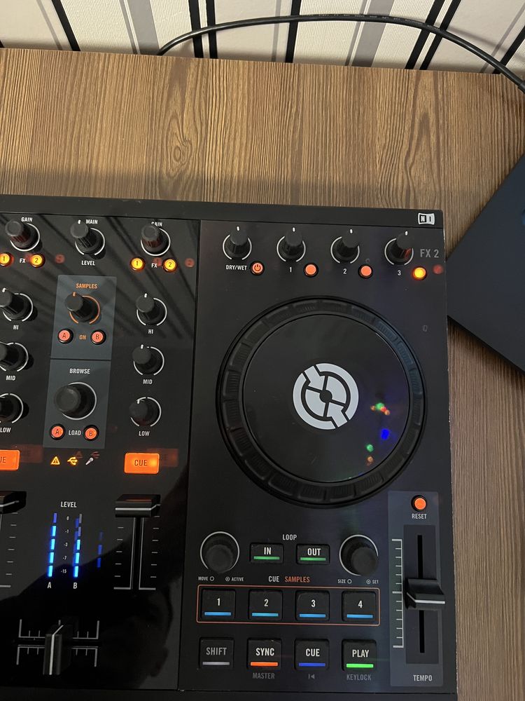 Native Instruments Traktor Kontrol S2. Dj контроллер