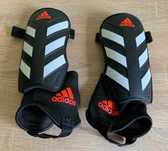 Детские футбольные щитки Adidas Sandico Kipsta